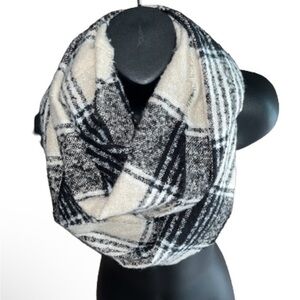 Black and cream plaid infinity scarf NWT
